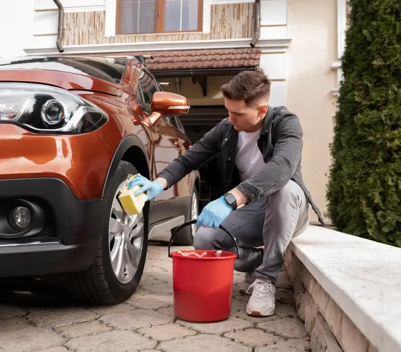 Lavage auto à domicile Labastide-Monréjeau : professionnel intervenant sur un véhicule